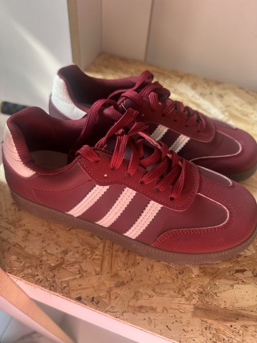 Кроссовки бордовые