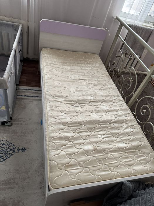 односпальная кровать с матрасом