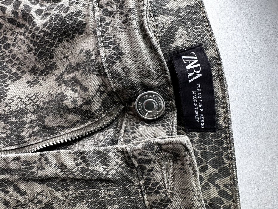 Джинсы Zara в принте