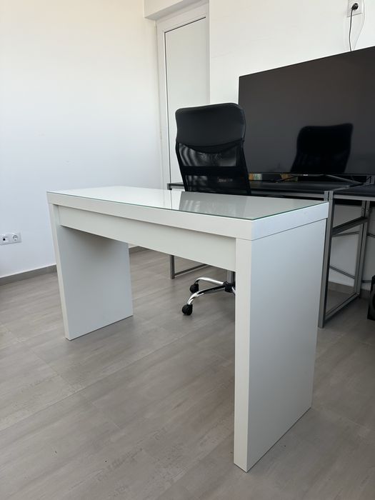 Vând măsuță/birou de machiaj Malm - Ikea
