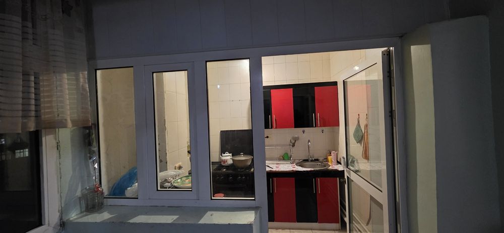 Beruni metrodan 1 km pasda Bankviskiy dom sotiladi 4 honali 3 etaj