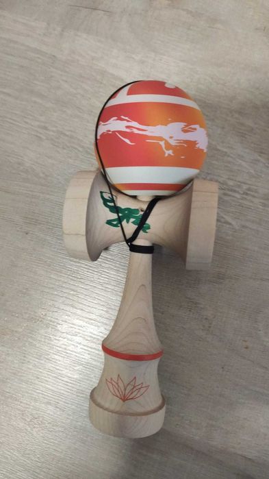 Kendama lotus Pyro noua semnata de:Goyia, ET si Miguel si cutia Este semnata.Scrieti-mi in privat pentru mai multe detalii