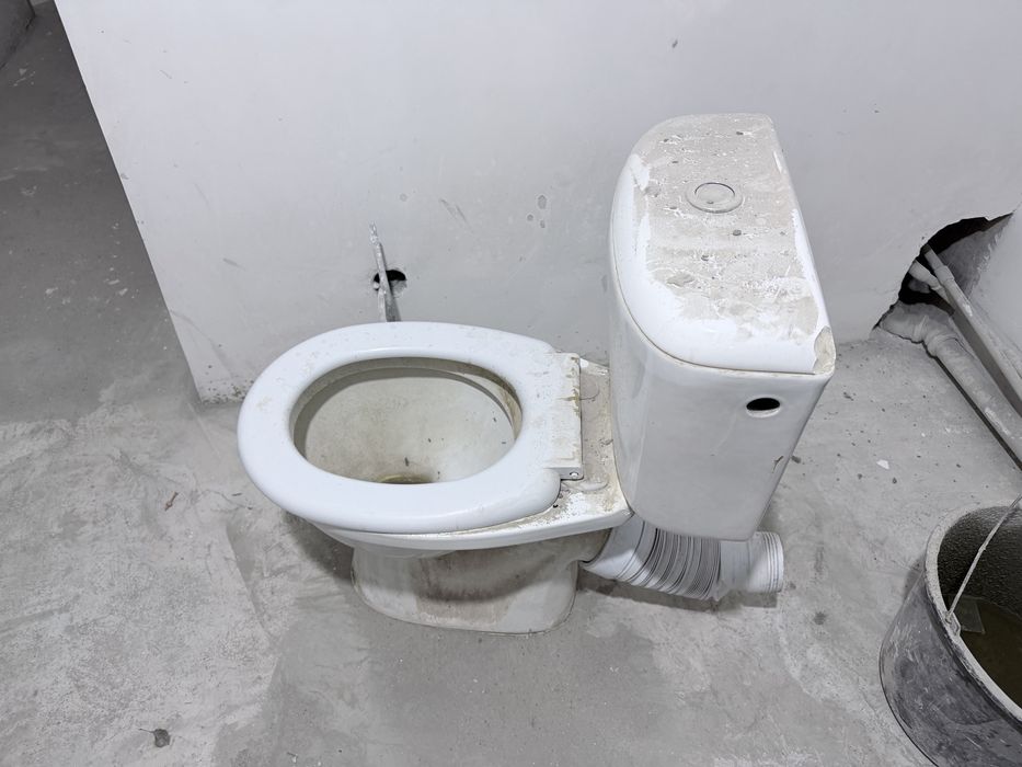 Старый унитаз ,