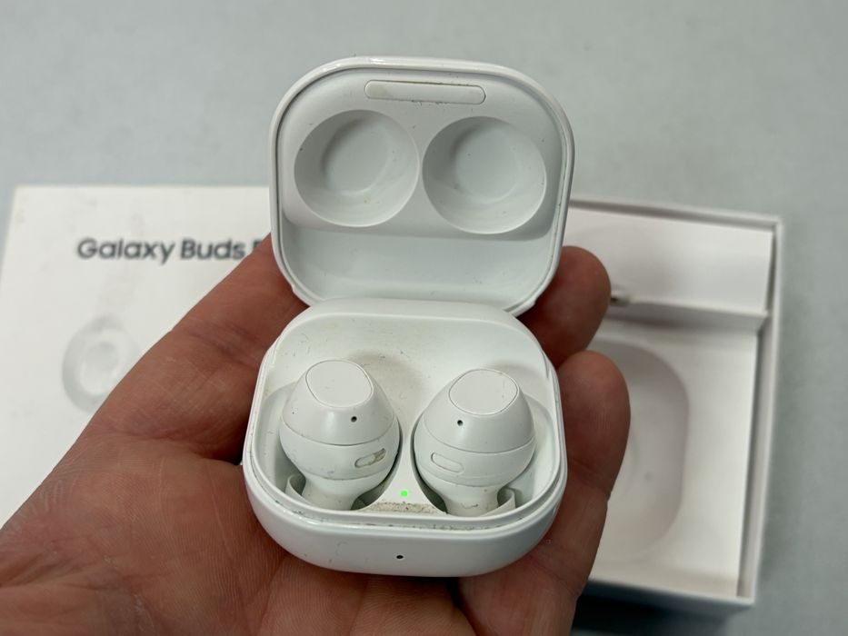 Samsung Galaxy Buds FE, White, la cutie