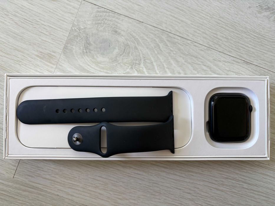 Apple Watch SE (2nd Gen) 44mm Midnight Aluminum на 90% батерия