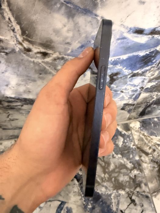 Продавам Iphone 12 64gb