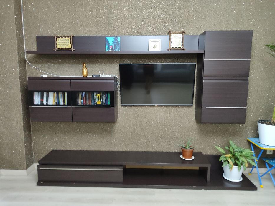 Настенные полки и шкаф