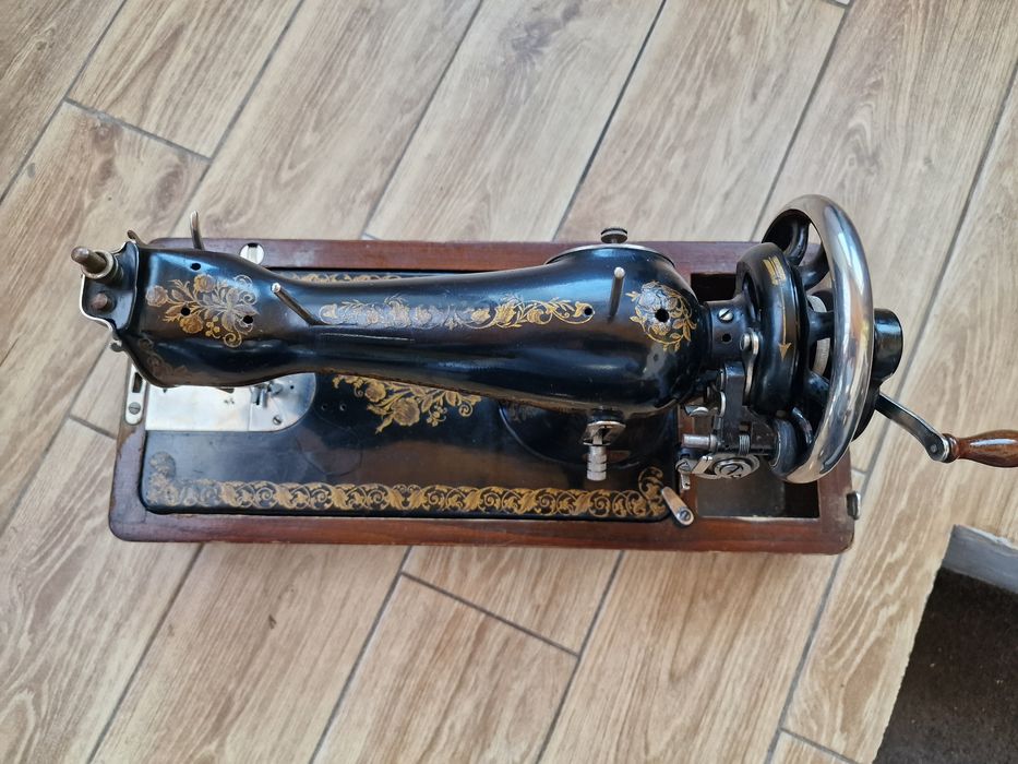 Старинная ручная швейная машинка.