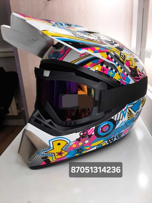 Защитный шлем с очками и перчатки .