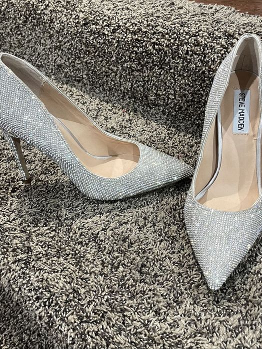 Токчета високи затворен ток обувки с камъни лъскави Steve Madden