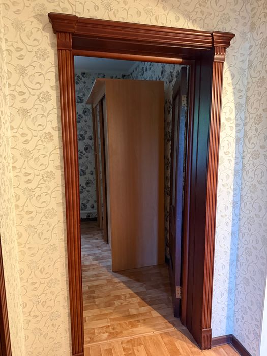 Продам двери б/у натуральное дерево.