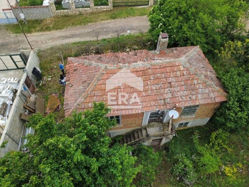 ЕКСКЛУЗИВНО! Равен парцел с излаз на две улици с партиди за ток и вода