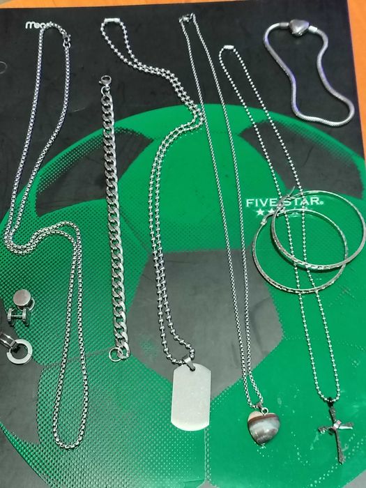 Bijuterii ieftine din oțel inoxidabil