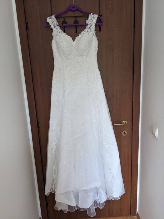 Rochie de mireasa, in formă de A, cu trenă si nasture de prindere