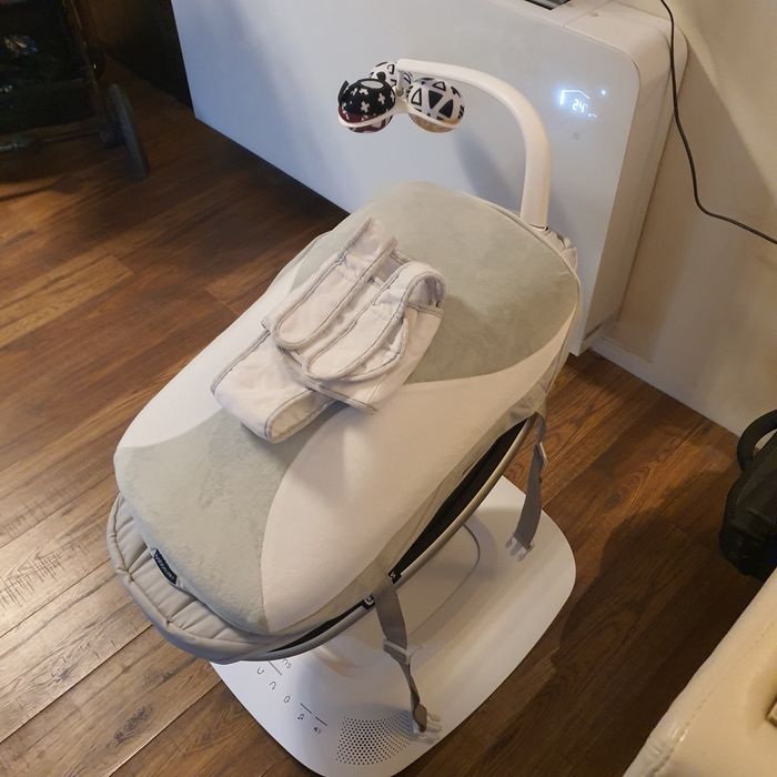 Електрическа бебешка люлка mamaRoo 5.0 + подарък подложка