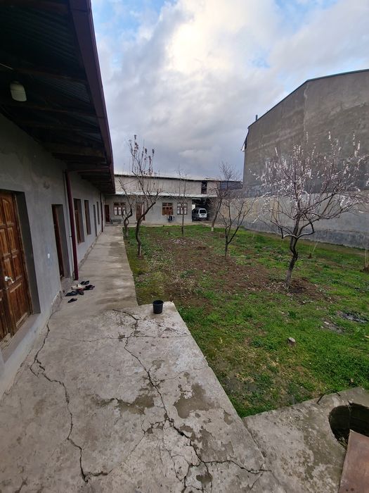 Yer va Uy sotiladi 6 sotx  3 hona 1 sanuzel