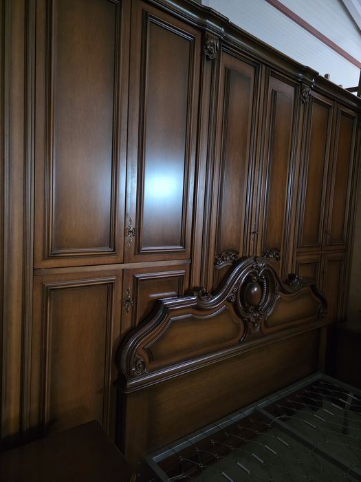 Dormitor din lemn pat noptiere comoda șifonier