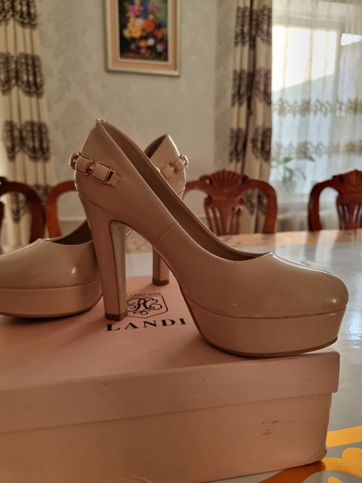 Туфли бежевые 39р