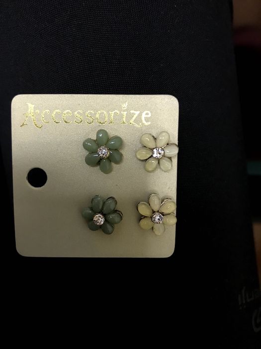 Două perechi de cercei cu flori de la Accessorize, noi