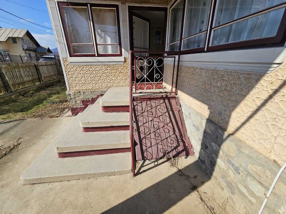 Casă cu teren 598 mp de vânzare în Comarnic | Vedere spre munte