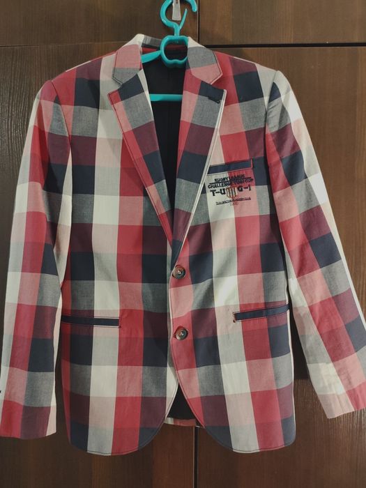 Продам пиджаки на мальчика!