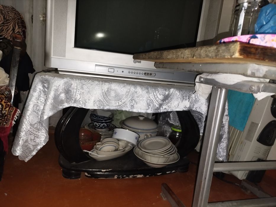 Телевизор и полка.