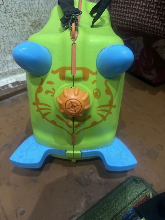 Чемодан детский на колесах