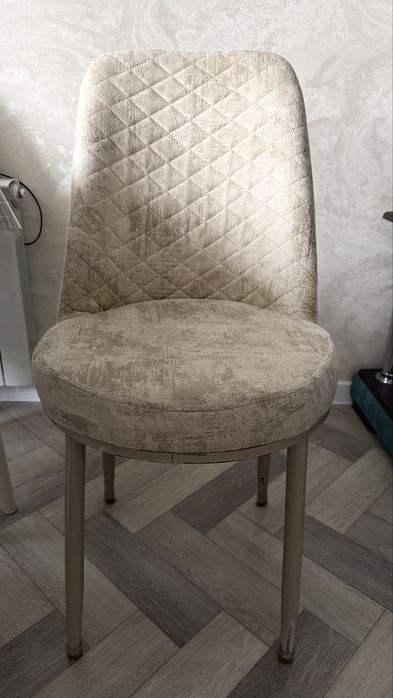 Обеденный стол и стулья