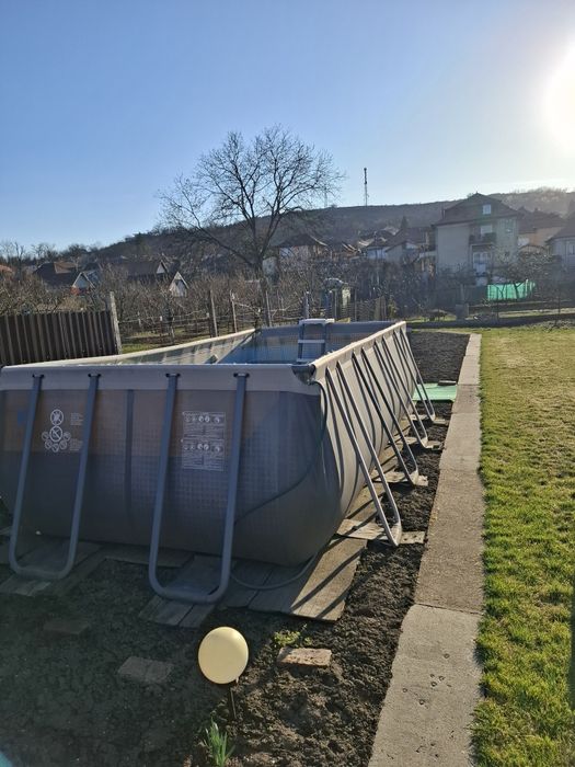 Vand piscină urgent