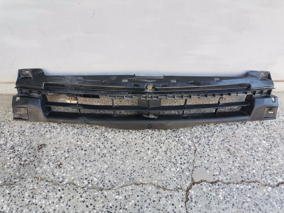 Продавам капак,и държач предна броня за опел виваро