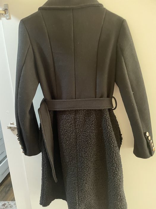 Черно палто със златни копчета и колан