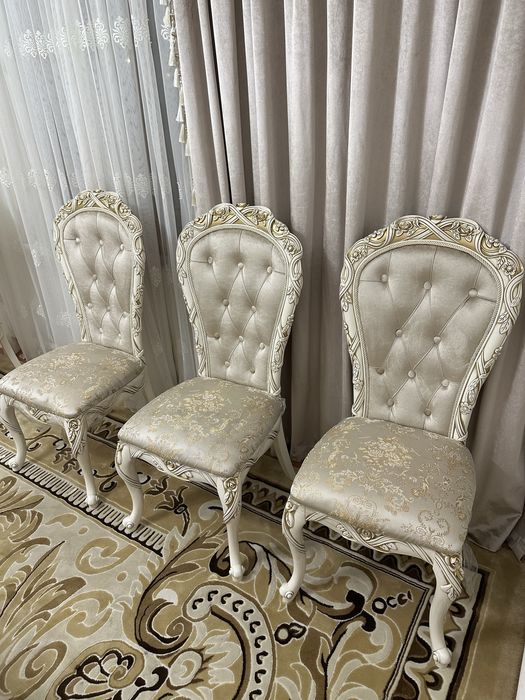 Стол және стулья сатылады