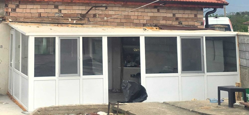 Продавам готова конструкция от Алуминиеви профили за монтаж пред къща или вила. Дълга - 6 метра и щирока - 4 метра.