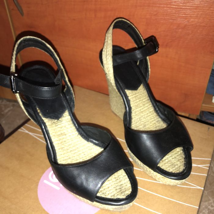 Продам босоножки Basconi