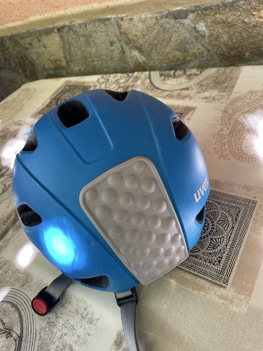 Продавам детска каска за велосипед