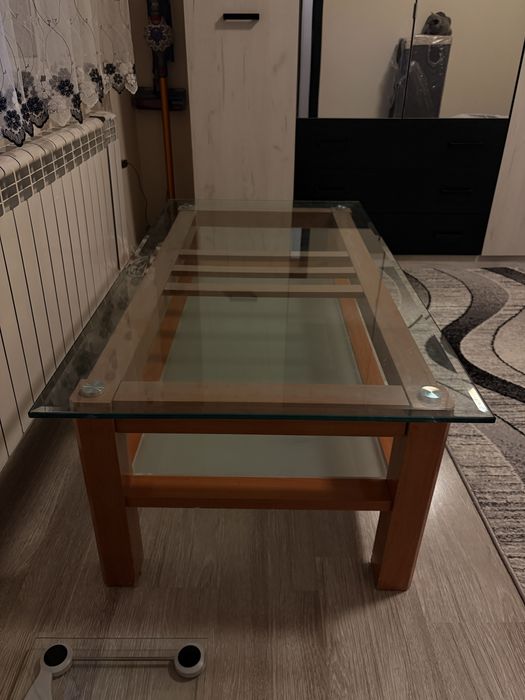 Холна маса със стъклен плот и дървена основа