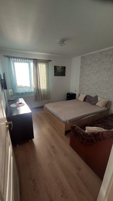 Închiriez aprt. cochet 2 cam. 299 E , open space