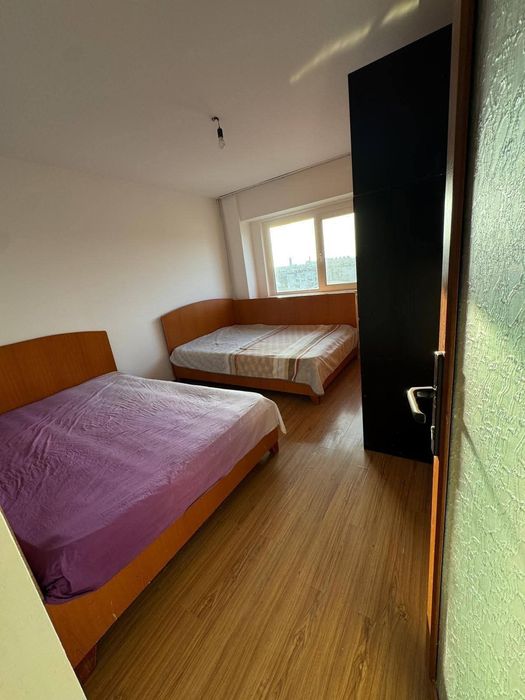 Vând apartament cu 4 camere, 2 băi, bucătarie , living si balcon
