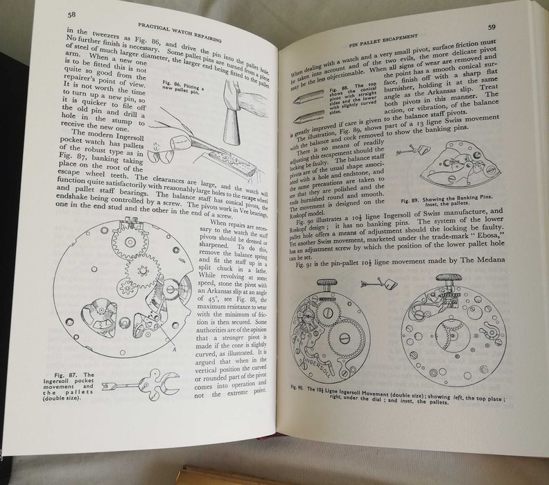 Set 4 carti despre antichitati si  reparatii ceasuri in engleza