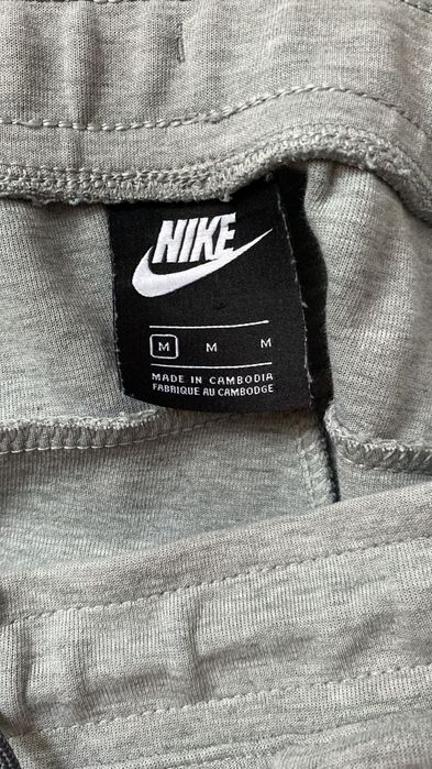 Vând pantaloni nike tech fleece