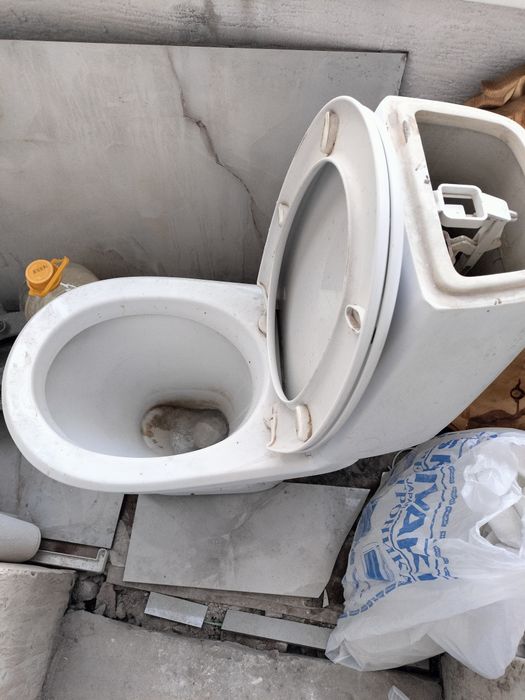 Унитаз в хорошем состояний,без трещин