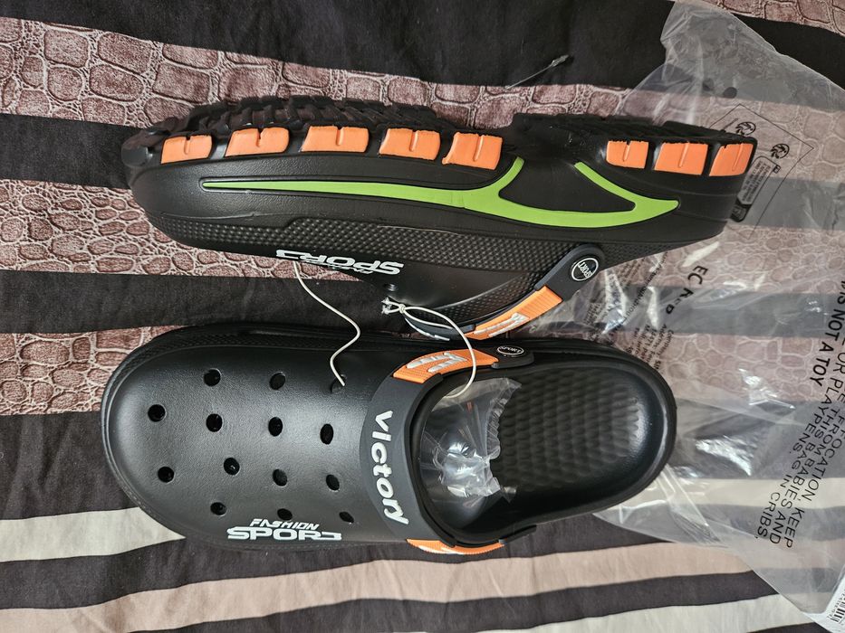 Мъжки чехли като CROCS