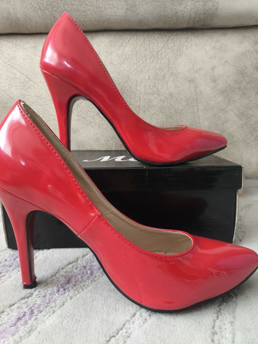 Червени лачени токчета