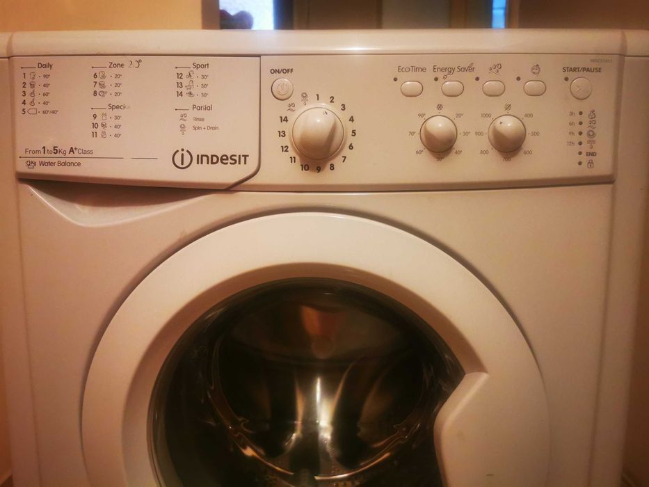 Mașină de spălat rufe Indesit uzată în perfectă stare de funcționare