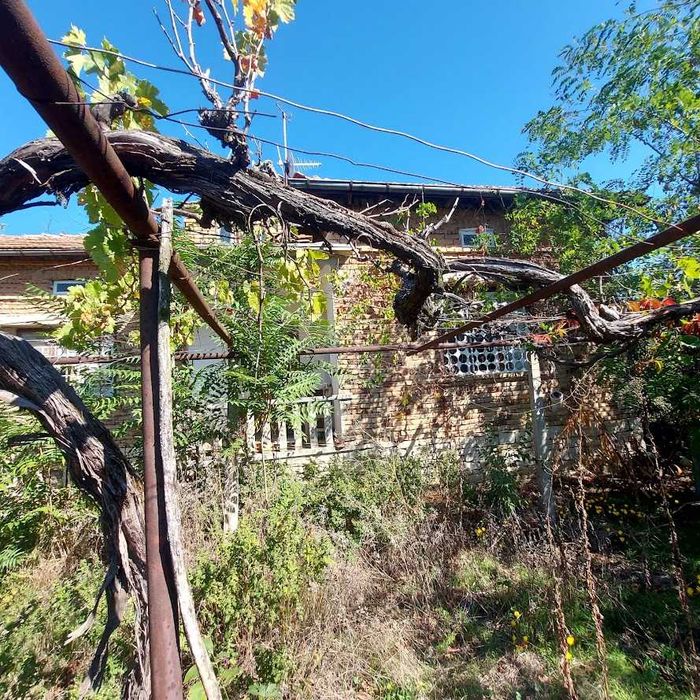 Къща с 1,5 дка в с. Макариополско на входа на Магистралата за Варна