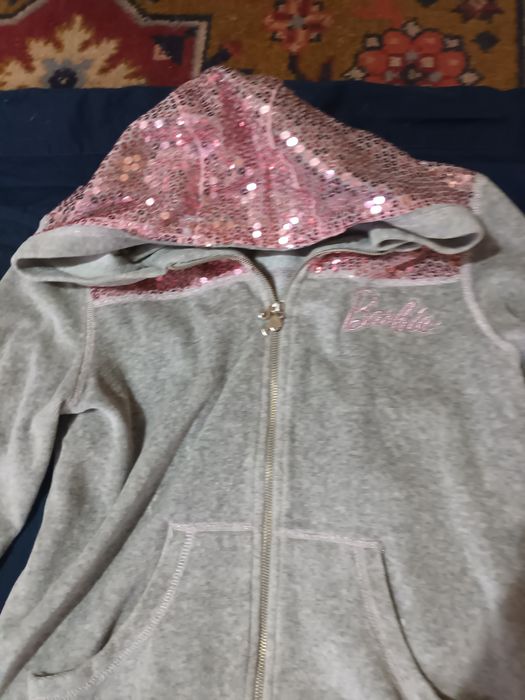 Продам 2 спортивных костюма на девочку