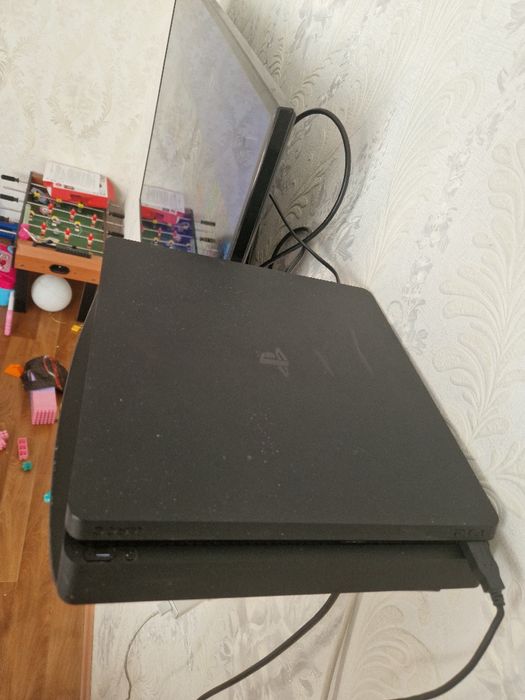 Продам PS 4 slim