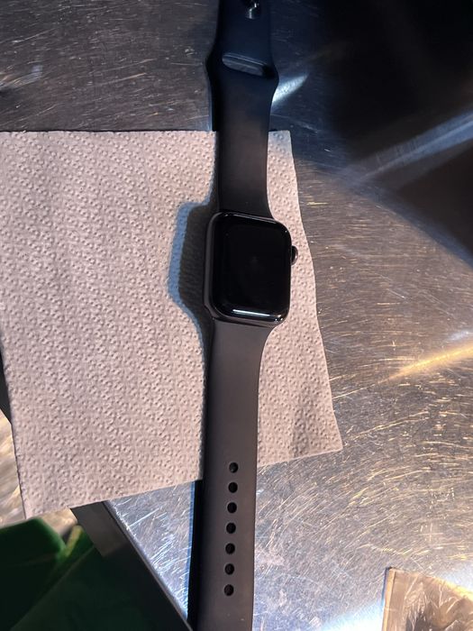 Apple Watch SE продаётся