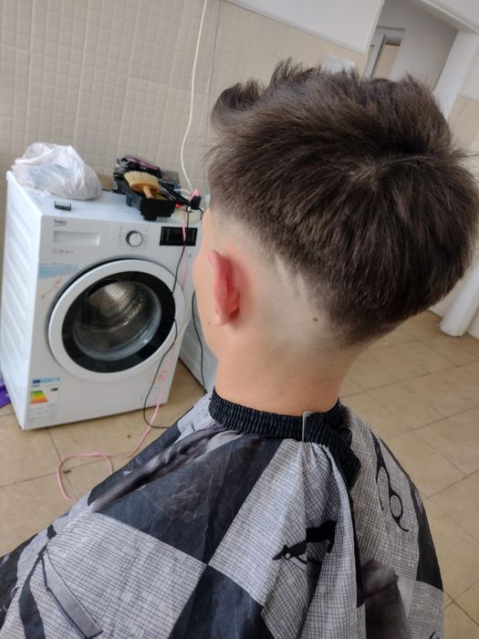 Frizer acreditat tund la domiciliul clientului 50 lei