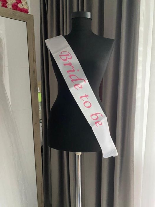 Inchiriez bust panou masuta cu oglinda